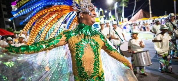 Primeira noite do desfile das escolas de samba encanta público na Ponta Verde