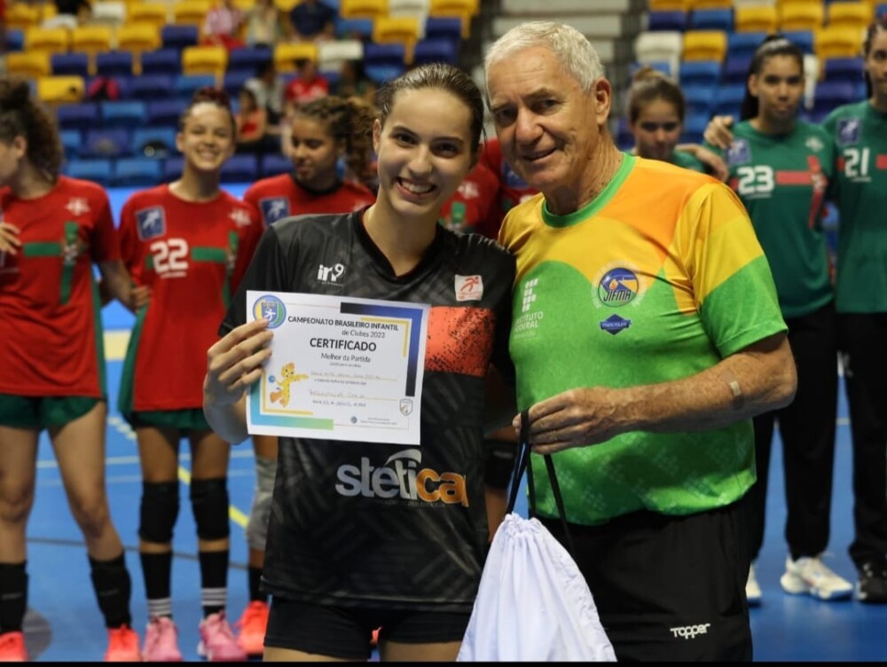 Jovem Sensação do Handebol Maria Anita Aguiar Brilha com Troféus de MVP em Três Partidas